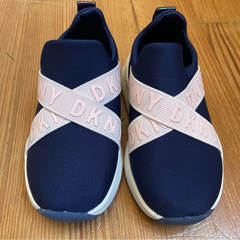DKNY Maddie stretch logo‎ sneaker SIZE 7